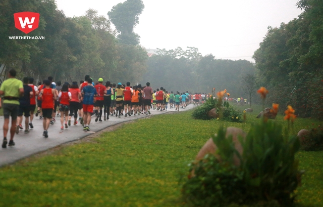Hàng ngàn runner bất chấp mưa gió tranh tài tại Ecopark Marathon