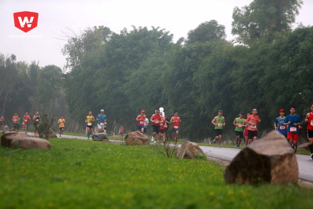 Hàng ngàn runner bất chấp mưa gió tranh tài tại Ecopark Marathon