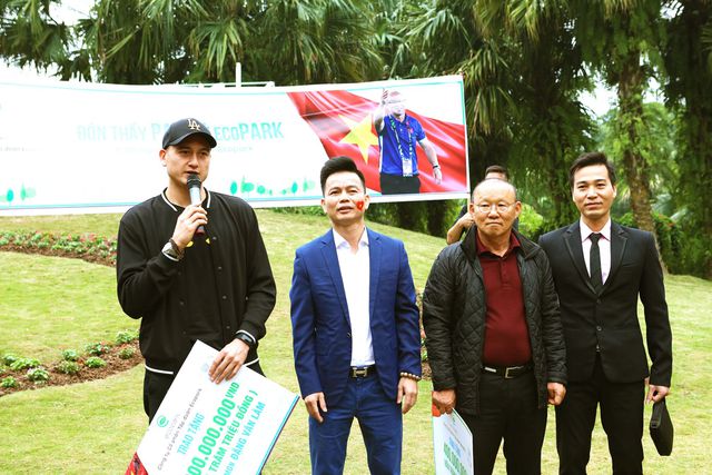 Cư dân Ecopark nồng nhiệt chào đón thầy trò HLV Park Hang Seo và thủ môn Đặng Văn Lâm