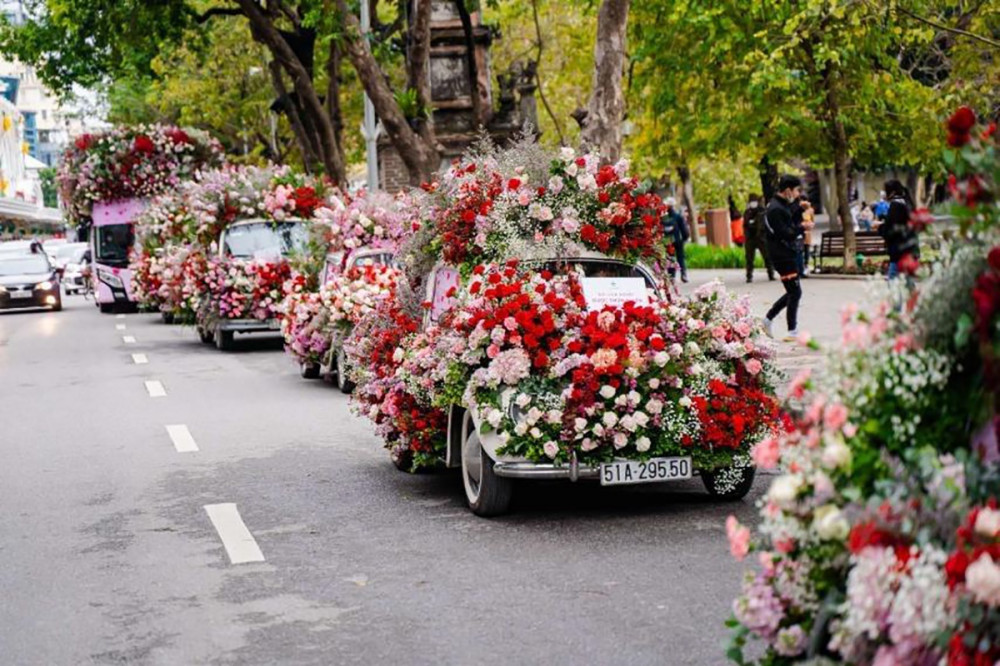 Valentine 2022: Màn tỏ tình ấn tượng vừa diễn ra tại Hà Nội với 99.999 bông hồng - ảnh 1