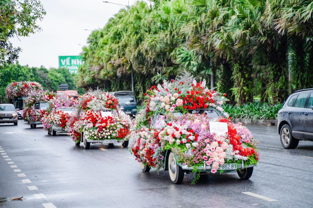 Valentine 2022: Màn tỏ tình ấn tượng vừa diễn ra tại Hà Nội với 99.999 bông hồng - ảnh 2