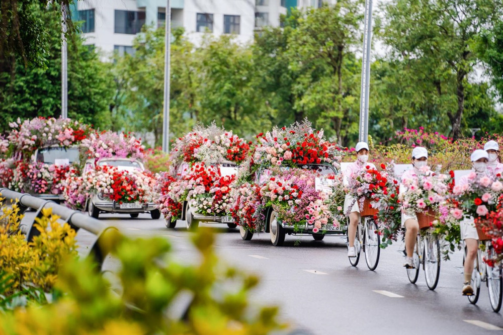 Valentine 2022: Màn tỏ tình ấn tượng vừa diễn ra tại Hà Nội với 99.999 bông hồng - ảnh 4