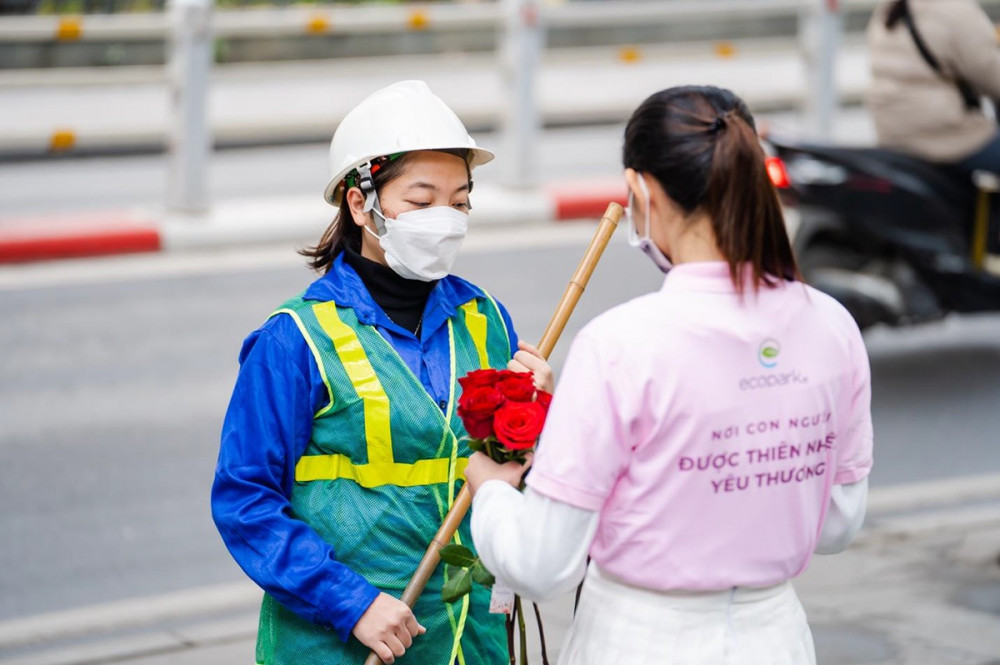 Valentine 2022: Màn tỏ tình ấn tượng vừa diễn ra tại Hà Nội với 99.999 bông hồng - ảnh 6
