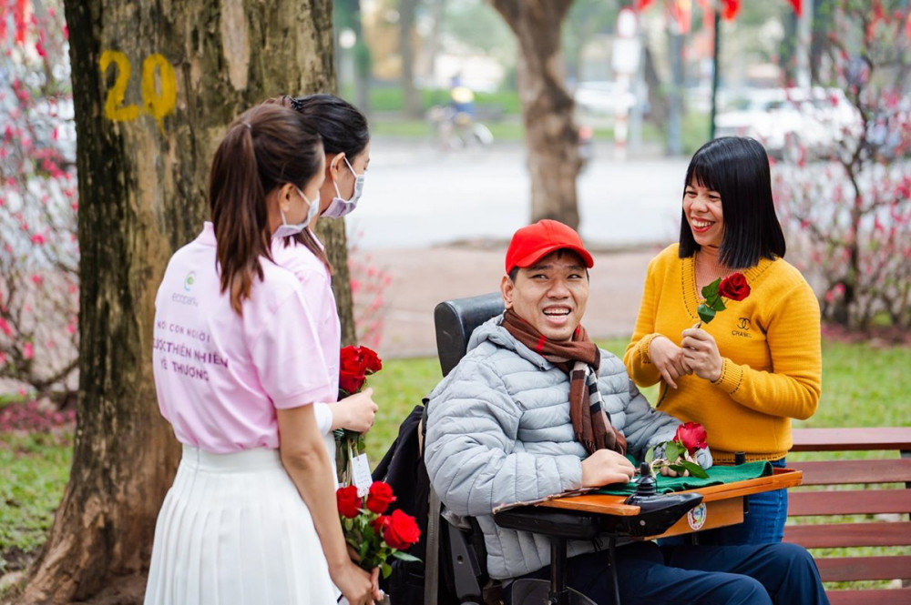 Valentine 2022: Màn tỏ tình ấn tượng vừa diễn ra tại Hà Nội với 99.999 bông hồng - ảnh 8