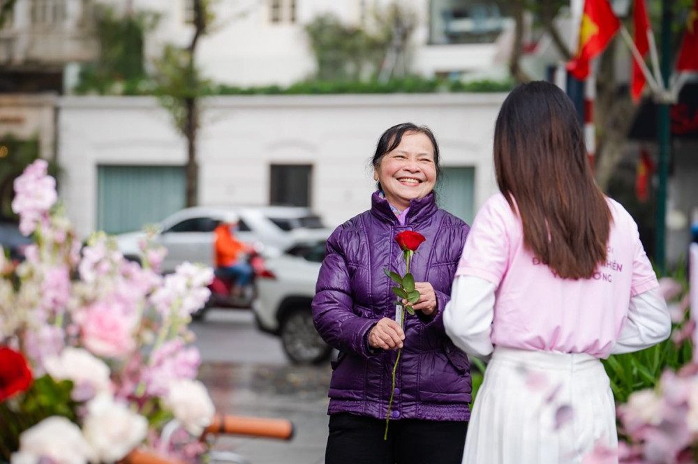 Valentine 2022: Màn tỏ tình ấn tượng vừa diễn ra tại Hà Nội với 99.999 bông hồng - ảnh 11