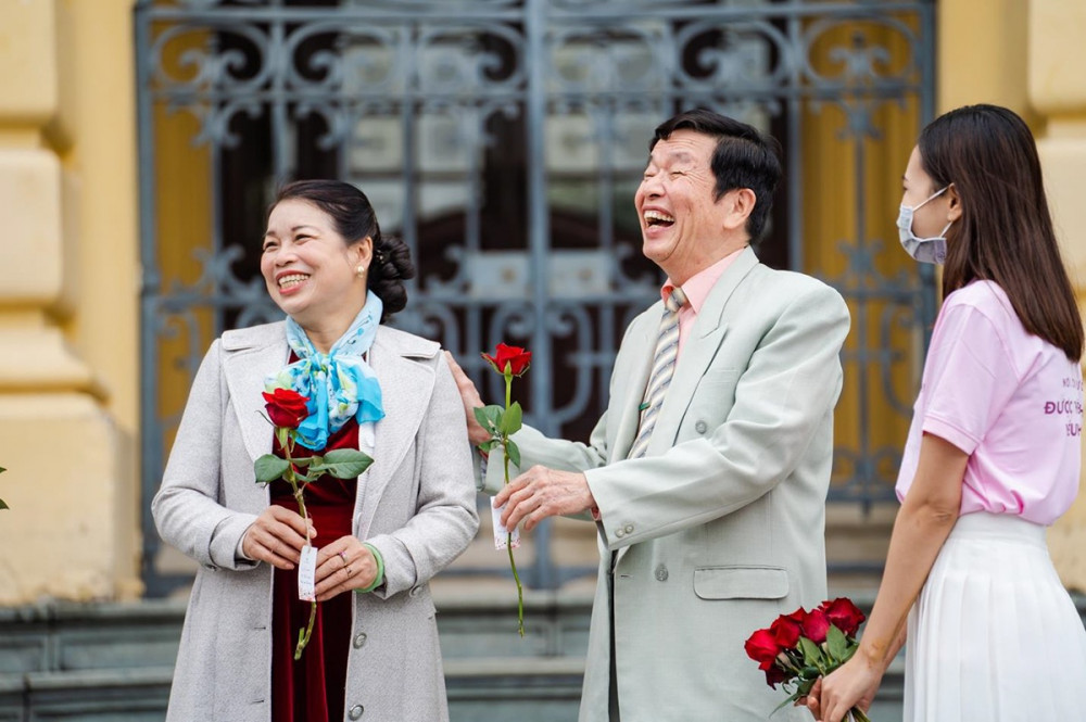 Valentine 2022: Màn tỏ tình ấn tượng vừa diễn ra tại Hà Nội với 99.999 bông hồng - ảnh 12