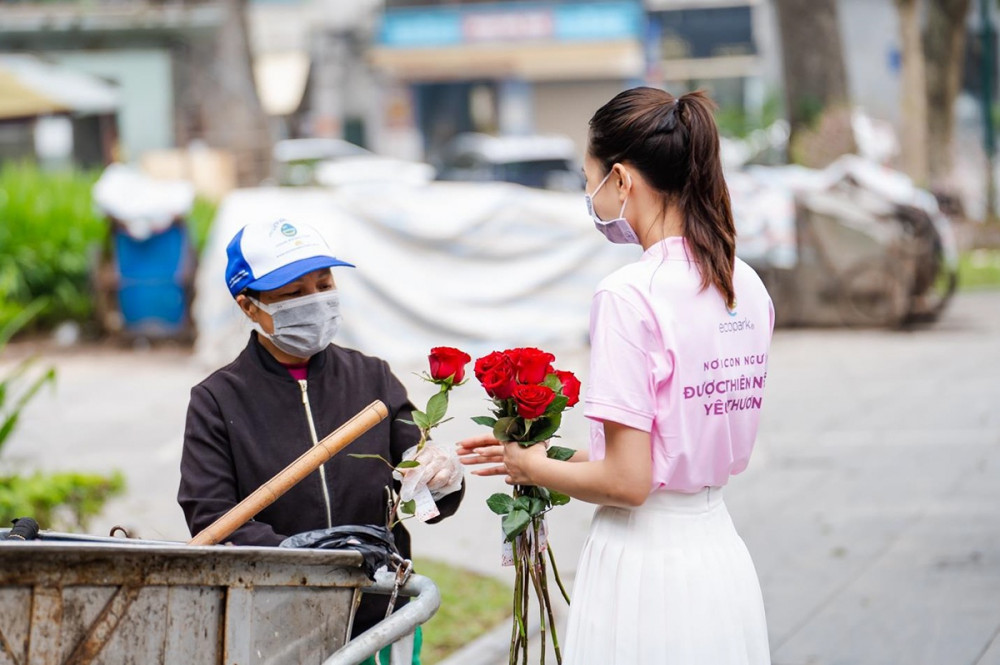 Valentine 2022: Màn tỏ tình ấn tượng vừa diễn ra tại Hà Nội với 99.999 bông hồng - ảnh 13